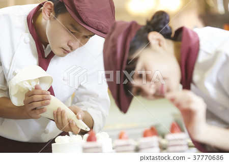工作在蛋糕店的男人和婦女 37770686