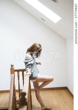 室外的女人放鬆 37770687