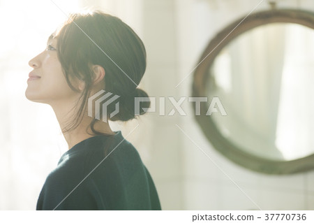 Female beauty 37770736