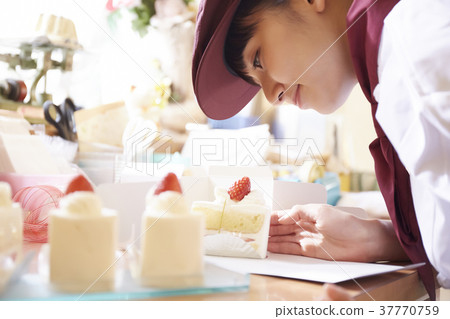 Woman doing part-time job at a cake shop 37770759