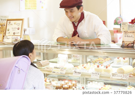 A kid who came to buy a cake 37770826
