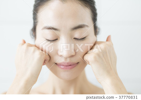 Woman Beauty Massage Woman Beauty Massage 37770831