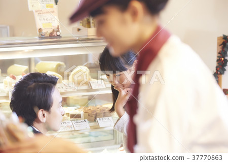 Parent and child who came to buy cake 37770863