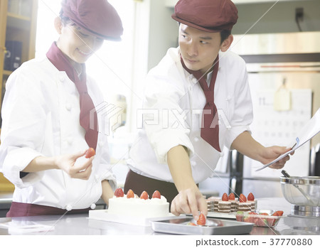工作在蛋糕店的男人和婦女 37770880