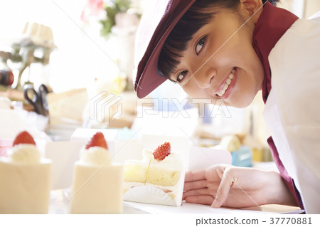 做兼職工作的婦女在蛋糕商店 37770881