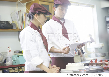 工作在蛋糕店的男人和婦女 37770890