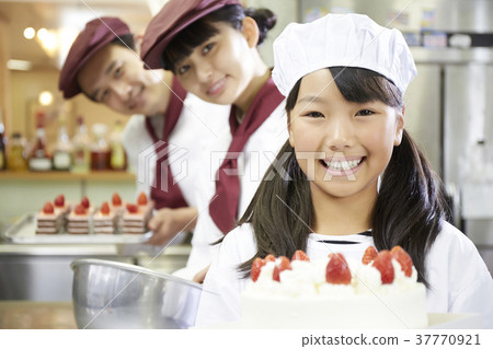 Child helping the cake shop work Child helping the cake shop work 37770921