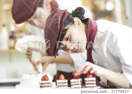做兼職工作的婦女在蛋糕商店 37770937