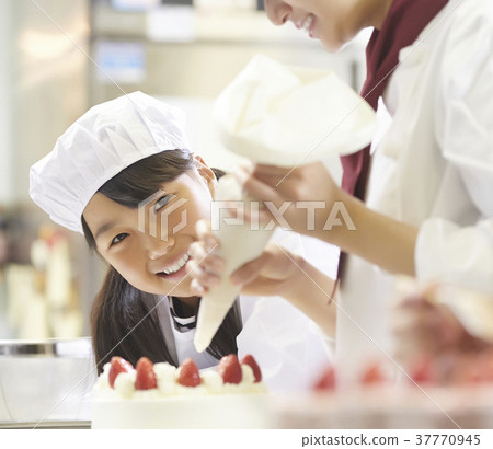 Child helping the cake shop work 37770945