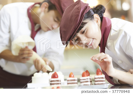 工作在蛋糕店的男人和婦女 37770948