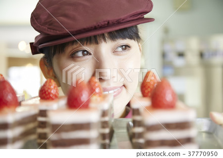 做兼職工作的婦女在蛋糕商店 做兼職工作的婦女在蛋糕商店 37770950