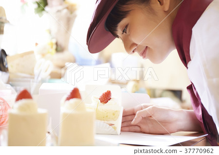 Woman doing part-time job at a cake shop 37770962