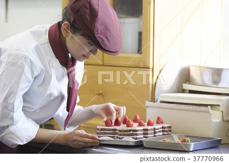 做兼職工作的婦女在蛋糕商店 37770966
