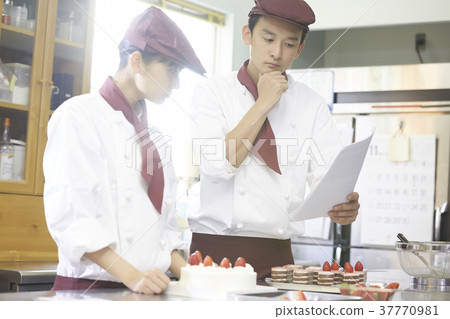 工作在蛋糕店的男人和婦女 工作在蛋糕店的男人和婦女 37770981