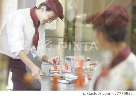 在蛋糕店工作的人 37770983