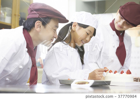 Child helping the cake shop work 37770984