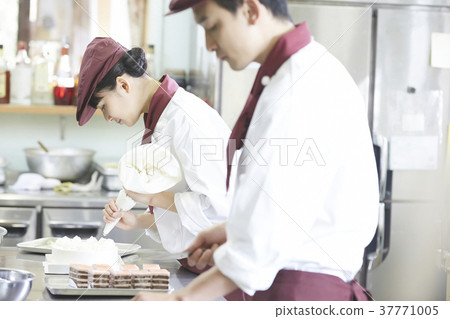 工作在蛋糕店的男人和婦女 37771005