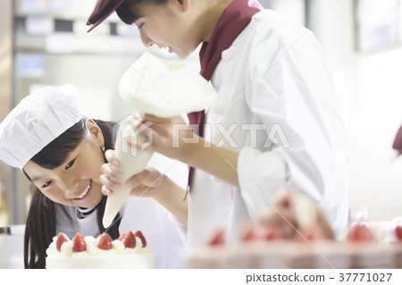 Child helping the cake shop work 37771027