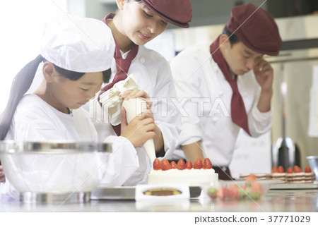 Child helping the cake shop work Child helping the cake shop work 37771029