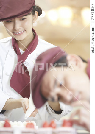 工作在蛋糕店的男人和婦女 37771030