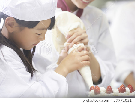 幫助蛋糕商店工作的孩子 37771031