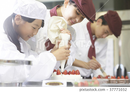 幫助蛋糕商店工作的孩子 幫助蛋糕商店工作的孩子 37771032