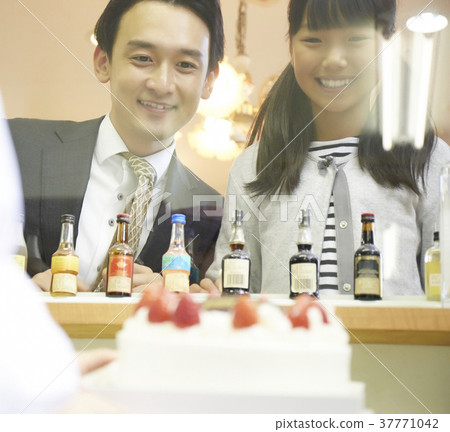 Parent and child who came to buy cake 37771042