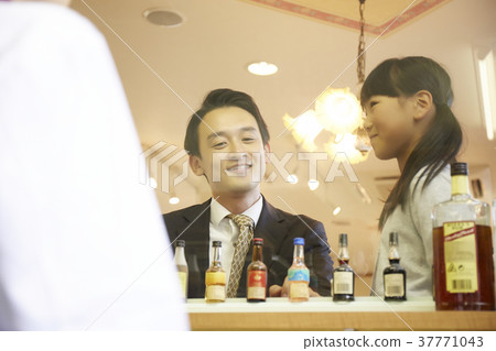 Parent and child who came to buy cake 37771043