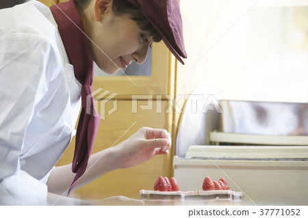 Woman doing part-time job at a cake shop Woman doing part-time job at a cake shop 37771052
