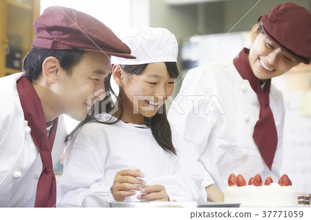 Child helping the cake shop work Child helping the cake shop work 37771059