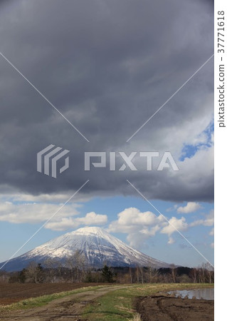 Mt. Yotei and clouds 37771618