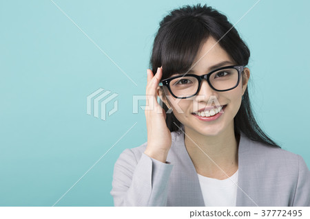 戴眼鏡的女人 37772495