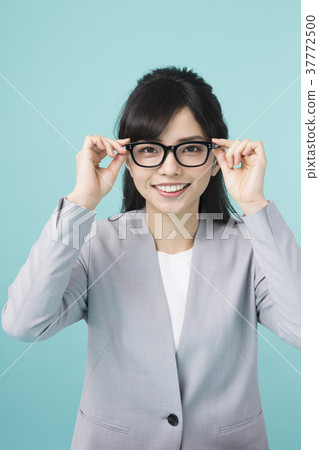 戴眼鏡的女人 37772500