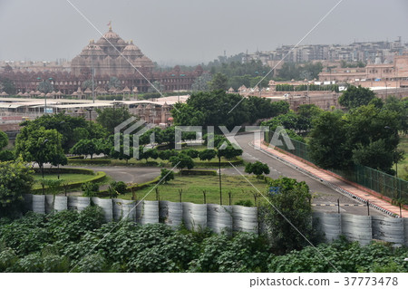 India's capital, Delhi The world's largest Hindu temple Swaminarayan Akchal Dam and suburban dwellings 37773478