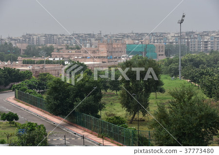 India's capital, Delhi The world's largest Hindu temple Swaminarayan Akchal Dam and suburban dwellings 37773480