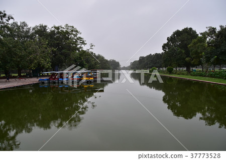 沿Rajpat街道的一個公園在德里,印度的首都 沿Rajpat街道的一個公園在德里,印度的首都 37773528