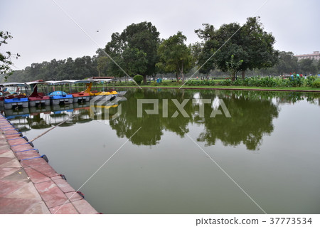 沿Rajpat街道的一個公園在德里,印度的首都 沿Rajpat街道的一個公園在德里,印度的首都 37773534