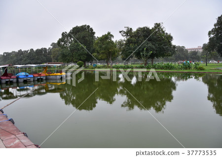 沿Rajpat街道的一個公園在德里,印度的首都 沿Rajpat街道的一個公園在德里,印度的首都 37773535