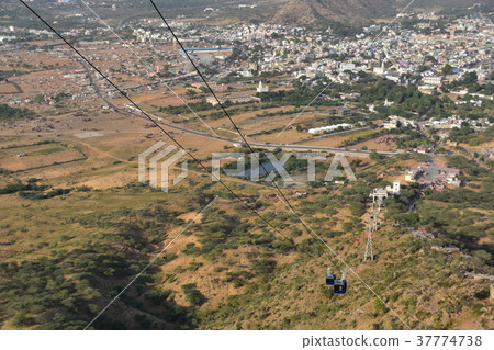從印度教寺廟看的駱駝節日和都市風景在Pushkar峰頂在印度攀登峰頂的索道 37774738