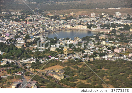 從在Pushkar山峰頂的印度寺廟看的Pushkar湖和都市風景在印度 37775378