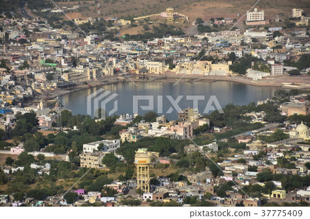 從在Pushkar峰頂的印度寺廟看的駱駝節日狀態和都市風景在印度 37775409