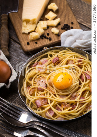 Pasta with bacon, egg and cheese 37775660