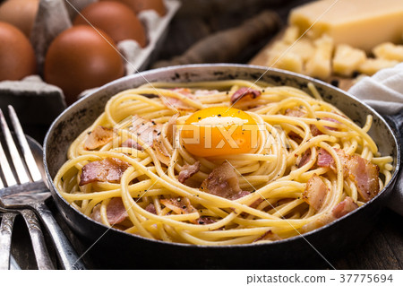 Pasta with bacon, egg and cheese Pasta with bacon, egg and cheese 37775694