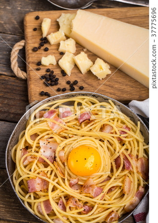 Pasta with bacon, egg and cheese Pasta with bacon, egg and cheese 37775696