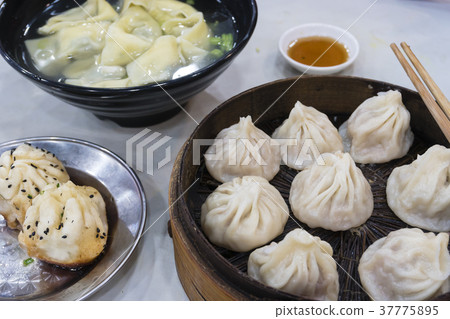 Shanghai dumpling, wonton and xiaolongbao 37775895