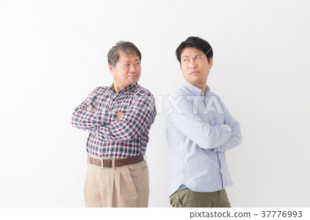 Male and child 37776993