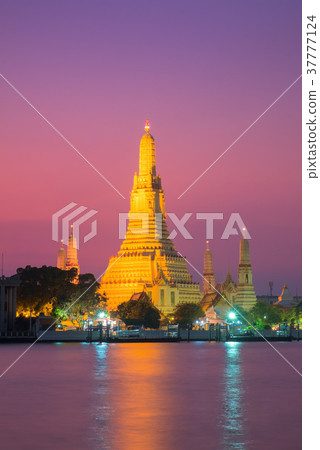 Twilight Arun temple Bangkok city river front Twilight Arun temple Bangkok city river front 37777124