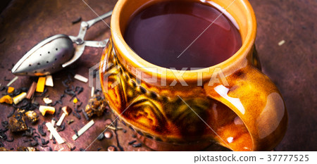 Tea cup and tea leaf 37777525