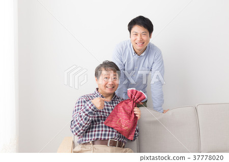 Male and child Male and child 37778020