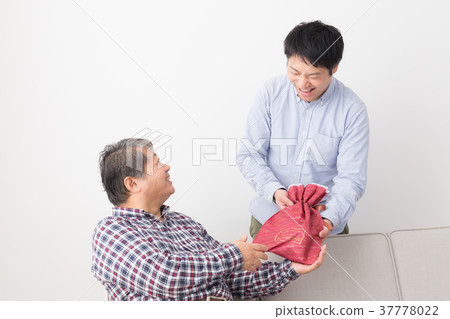 Male and child 37778022